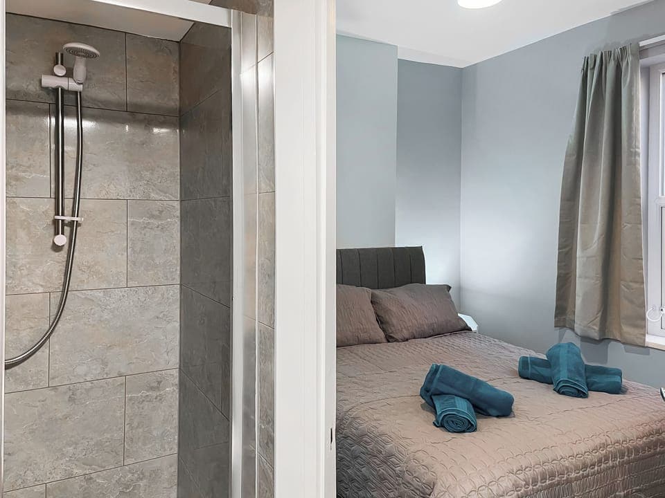 Bathroom | Rose - Fresh as a Daisy Apartments, Bridlington