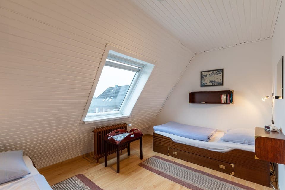 Bedroom with two single beds