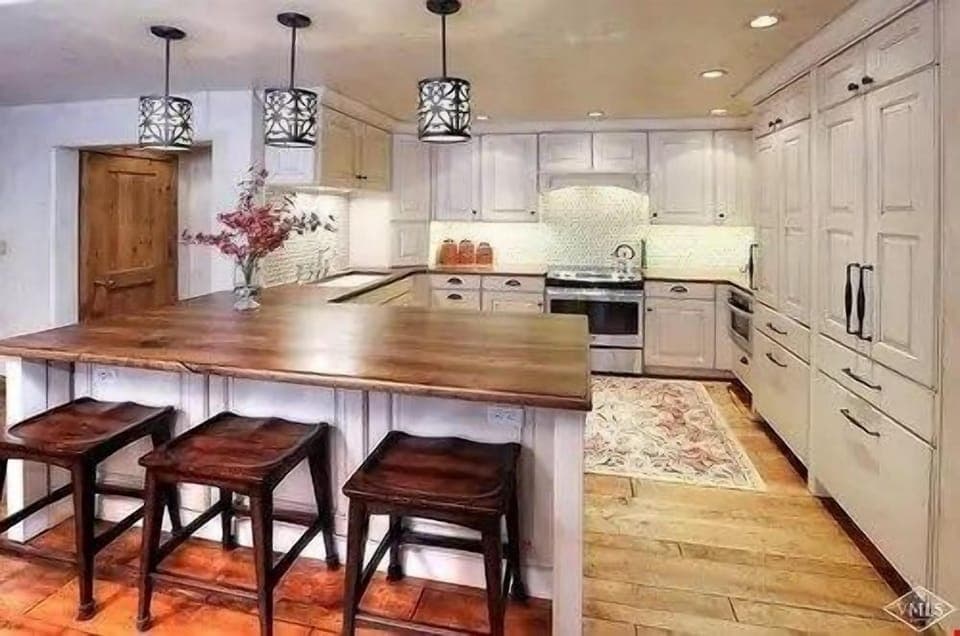 Take a seat at the breakfast bar or entertain at the dining room table.