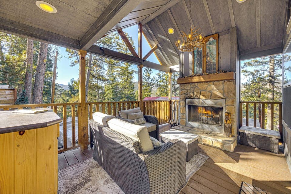Woodland Park Vacation Rental | 2BR | 1BA | Steps Required | 400 Sq Ft