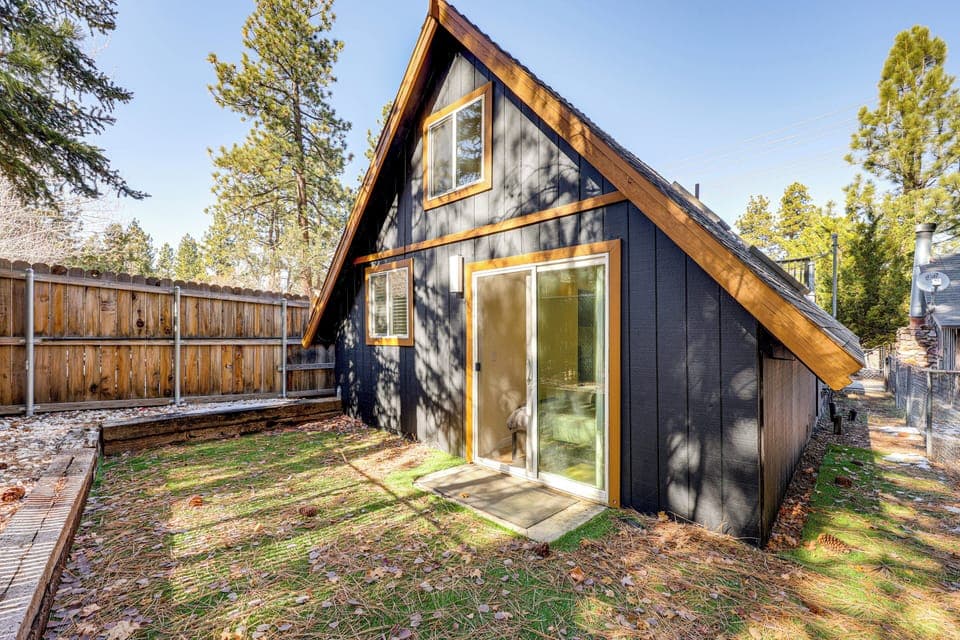 Single-Story Cabin | Self Check-In | 4 Mi to Snow Summit