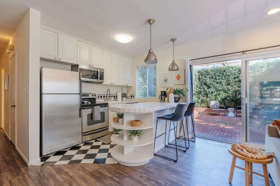 Bright and modern kitchen, perfect for cooking and entertaining.