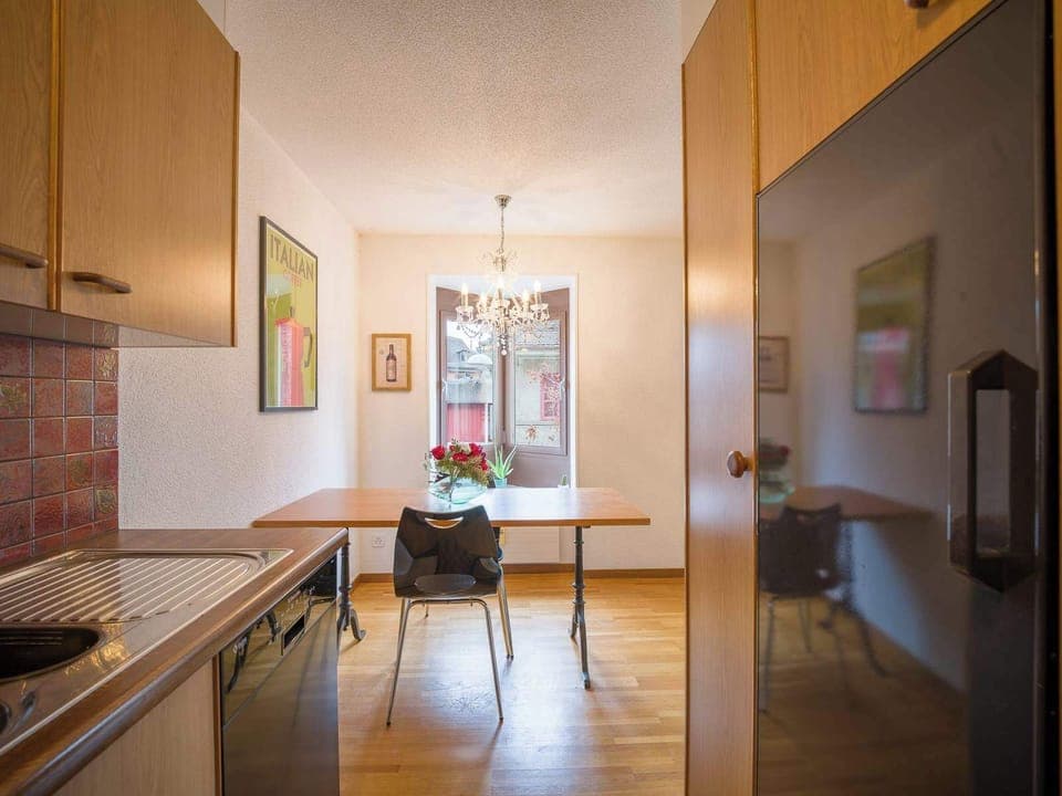 The dining area with a view into the neighbourhood Marzili