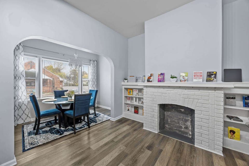 Dining Area: Stay productive and comfortable. Ample seating for working or eating. Essential functionality for extended assignments. Your easy living basecamp awaits.