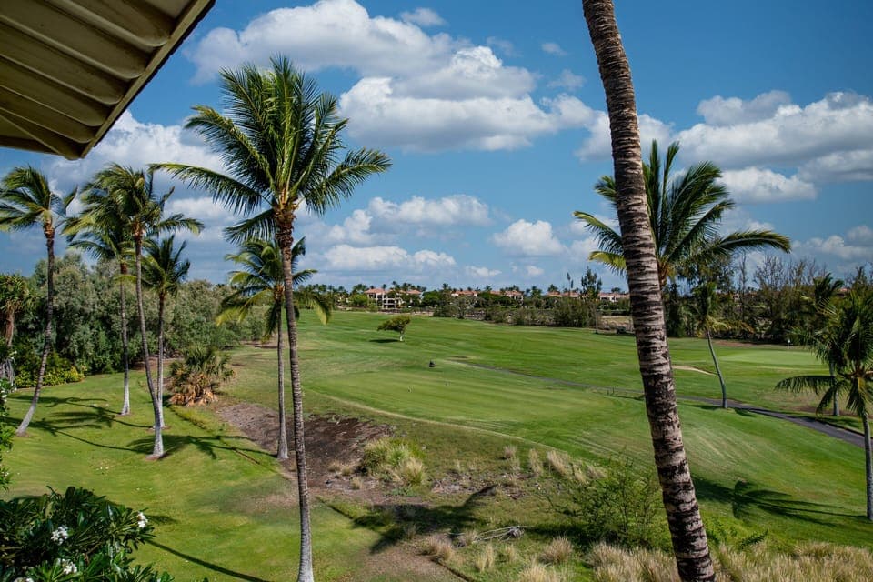 Sweeping golf views overlooking the Lakes Nine course between holes 5 and 6.