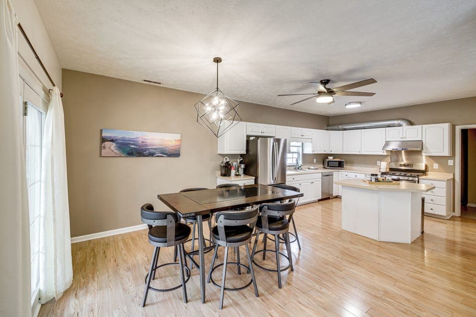 Dining Area | 1st Floor | Dishware/Flatware | Central Heating & A/C | Free WiFi