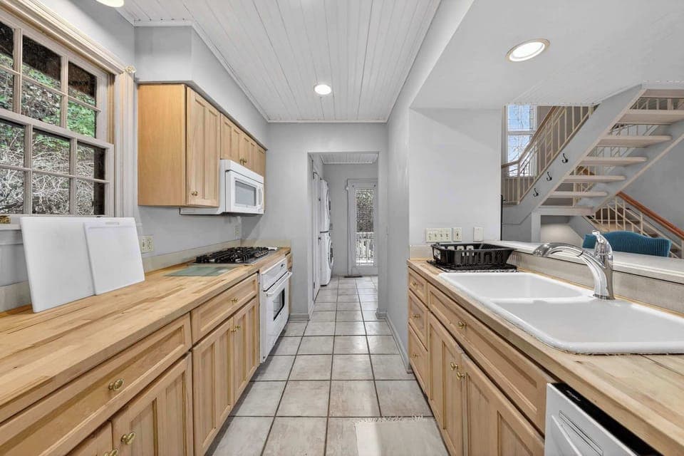 A practical and tidy space with all the essentials—perfect for preparing meals, packing snacks for the day, or sipping coffee while enjoying the morning quiet.