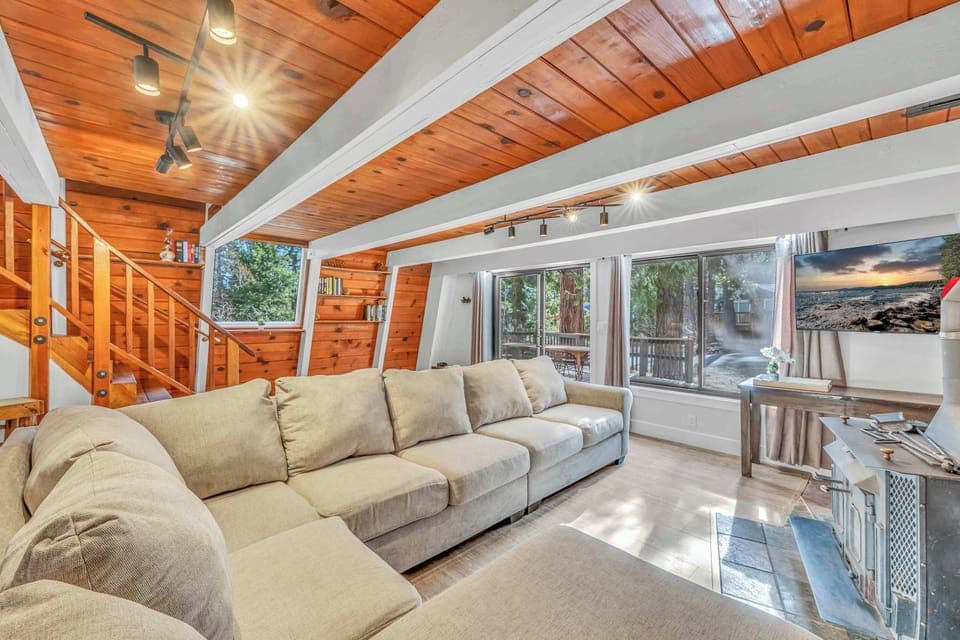 Living room: 50" Roku Smart TV, wood-burning fireplace (no wood provided), 6-seat sofa, central heat, no A/C