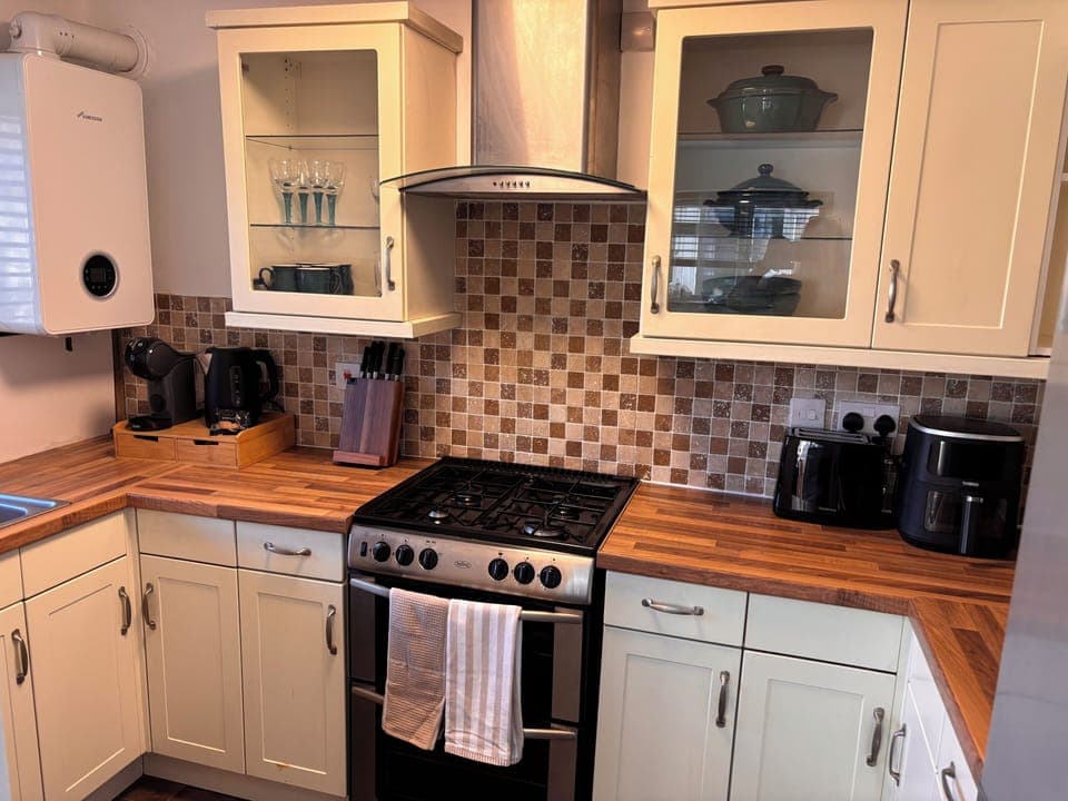 Fully fitted kitchen with oven, hob and air fryer