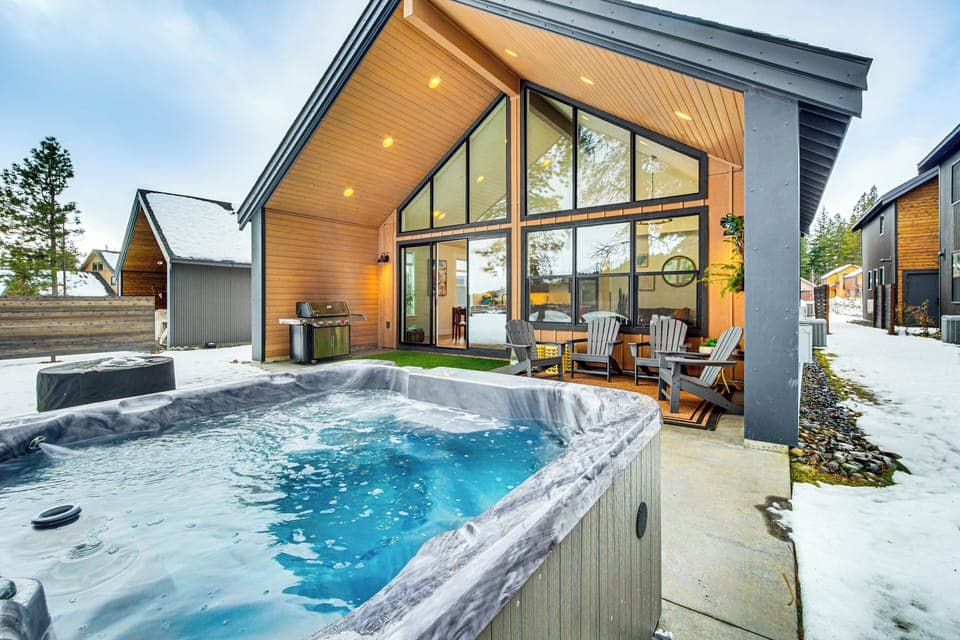 Cle Elum Vacation Rental | 4BR | 3.5BA | 1 Step Required | 2,340 Sq Ft