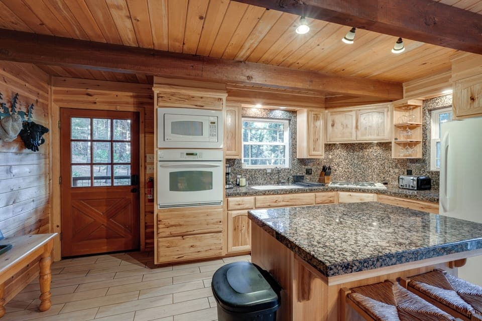 Kitchen | Blender | Toaster | 1st Floor