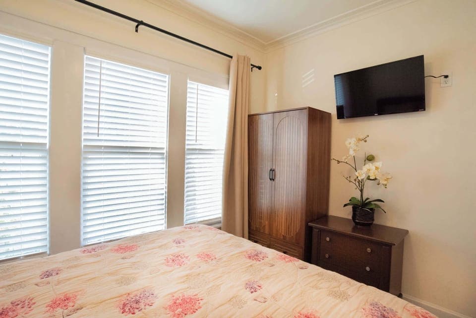 Bedroom 2 with queen bed and Smart TV 