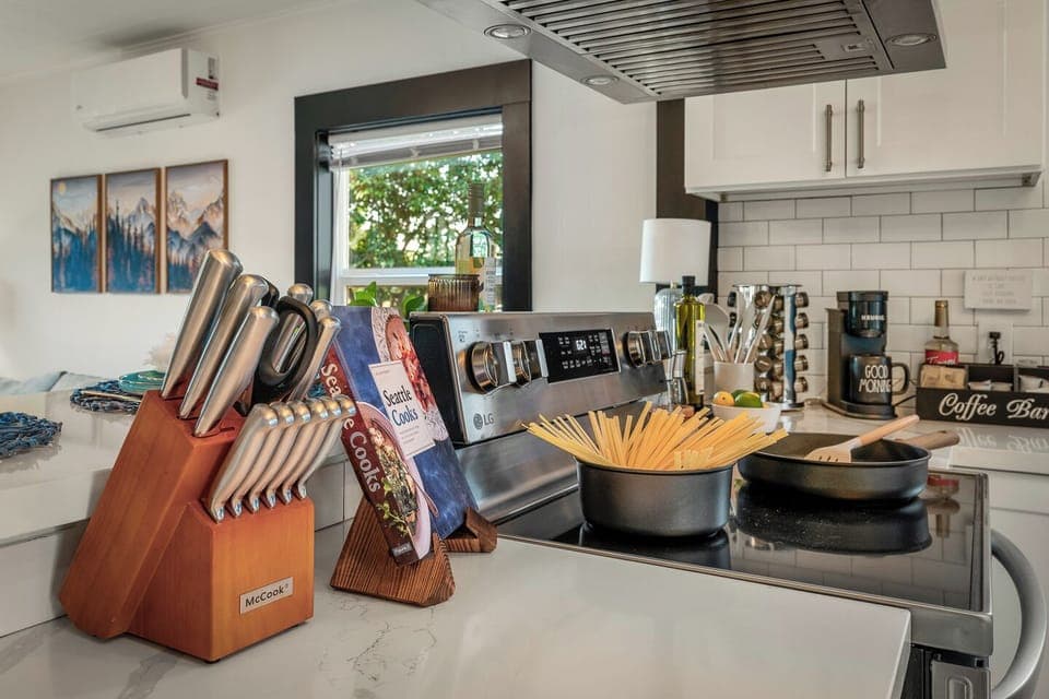 Channel your inner chef in this stylish, ready-to-go kitchen. 