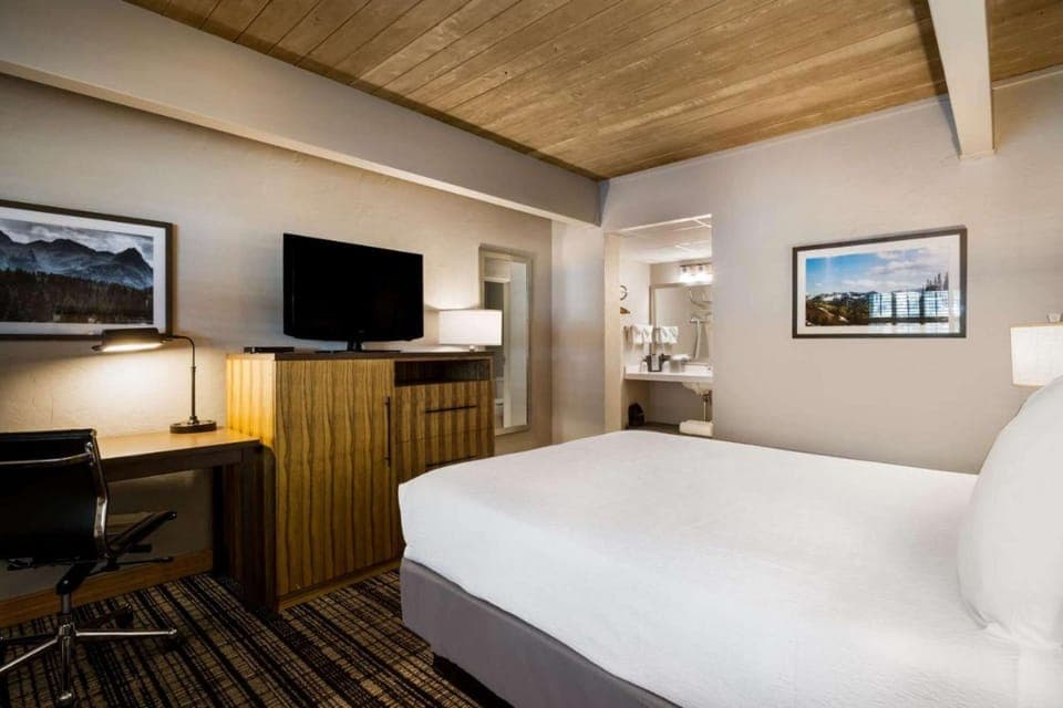 2. Queen Room
