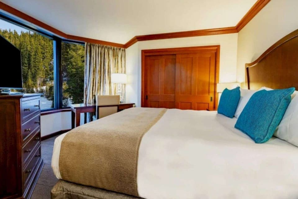 Everline Resort &amp; Spa Fireplace Suite Forest View