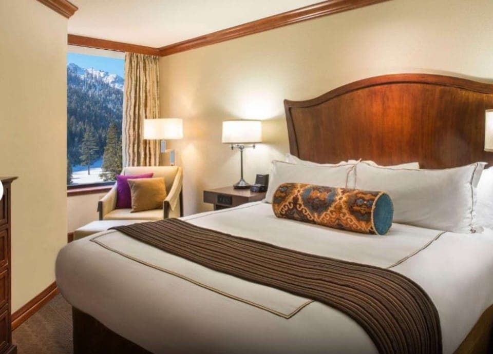 1. Everline Resort &amp; Spa Fireplace Suite Valley View