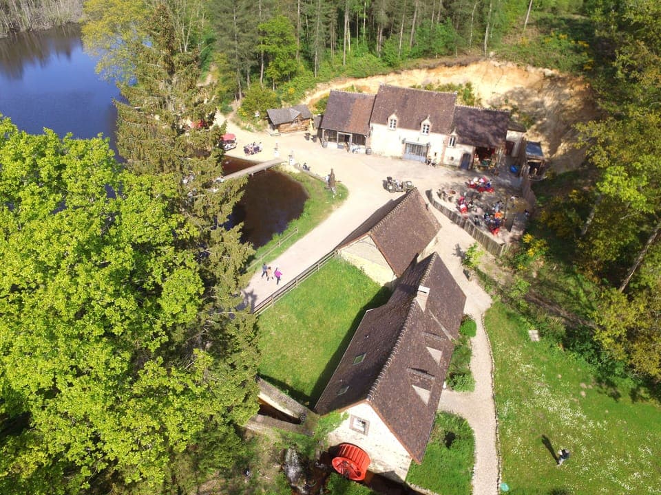 Le moulin et la grange dans laquelle se trouve la brasserie