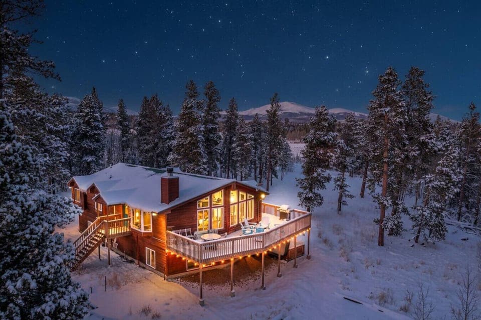 A dreamy Colorado mountain cabin surrounded by snow and starry skies—your perfect Fairplay retreat for stargazing, winter adventures, and unforgettable family moments.