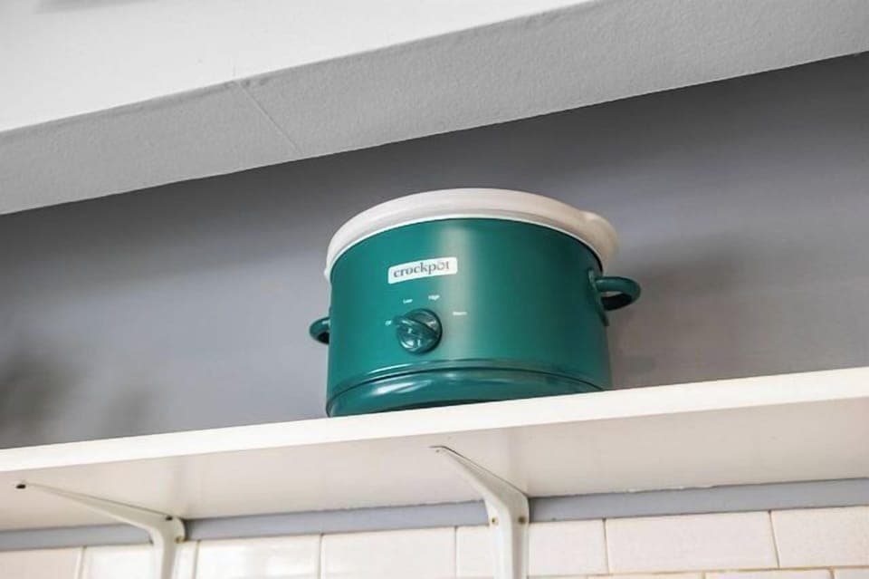 Prepare easy, delicious meals with the provided crockpot.