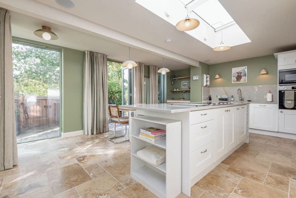 Full kitchen, with dishwasher