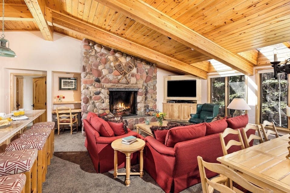 Aspen Core Condo - Living area