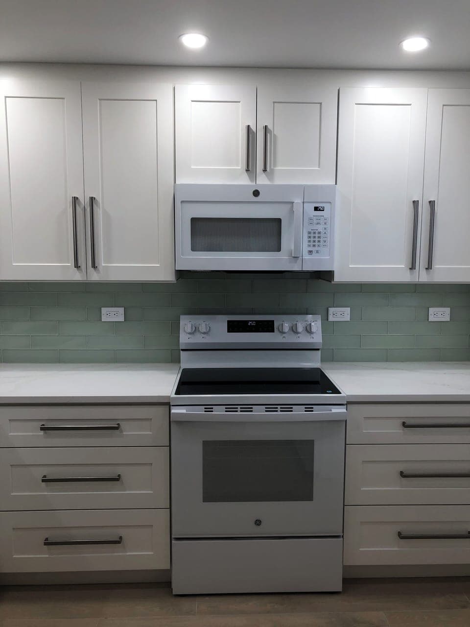 Full kitchen (brand new appliances)