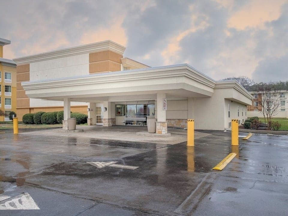 Pull up under the covered porte-cochère for effortless check-in.