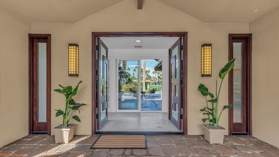 Entry way leading straight through to the open outdoors!