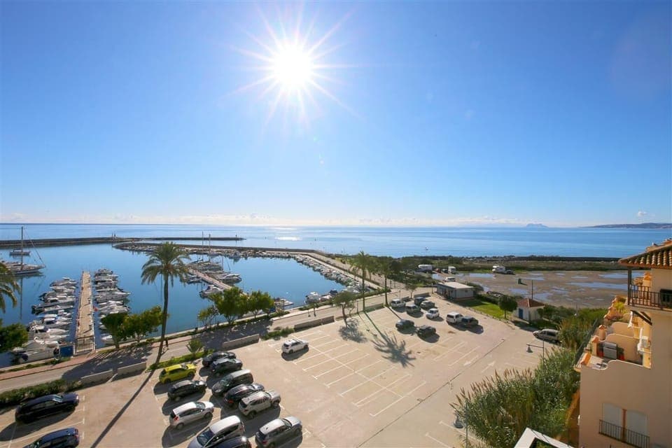 Magnificent sea views and views to the port from this apartment