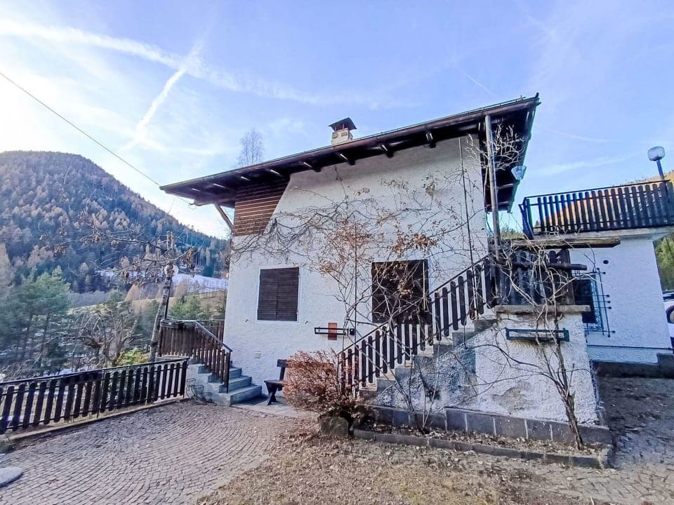 Wood, Furniture, Flooring, Interior Design, Floor, Ceiling, Apartment, Room, Wood Stain, Chair