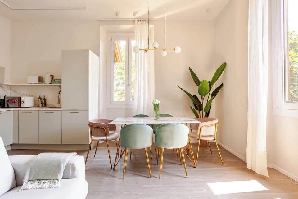 Luminosa zona pranzo circondato dal verde