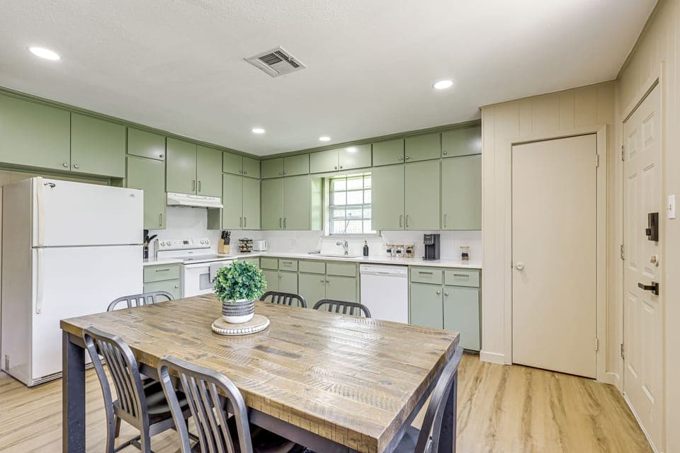 Dining Area | Dishware/Flatware