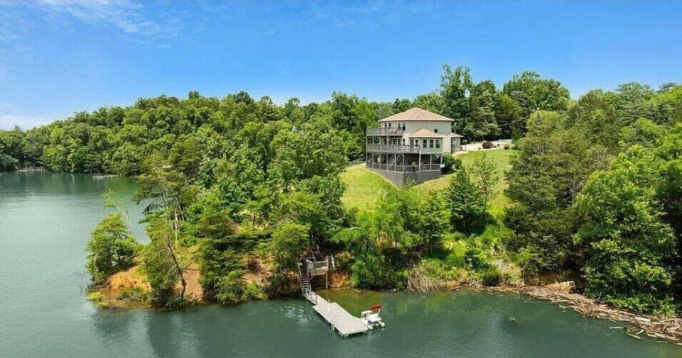 With this wonderful Lakehouse, you will enjoy your very own private boat dock!