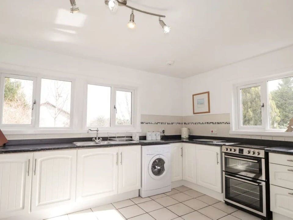 Flooring, Plumbing Fixture, Bathroom, Interior Design, Wood, Floor, Plumbing, Lighting, Tap, Furniture