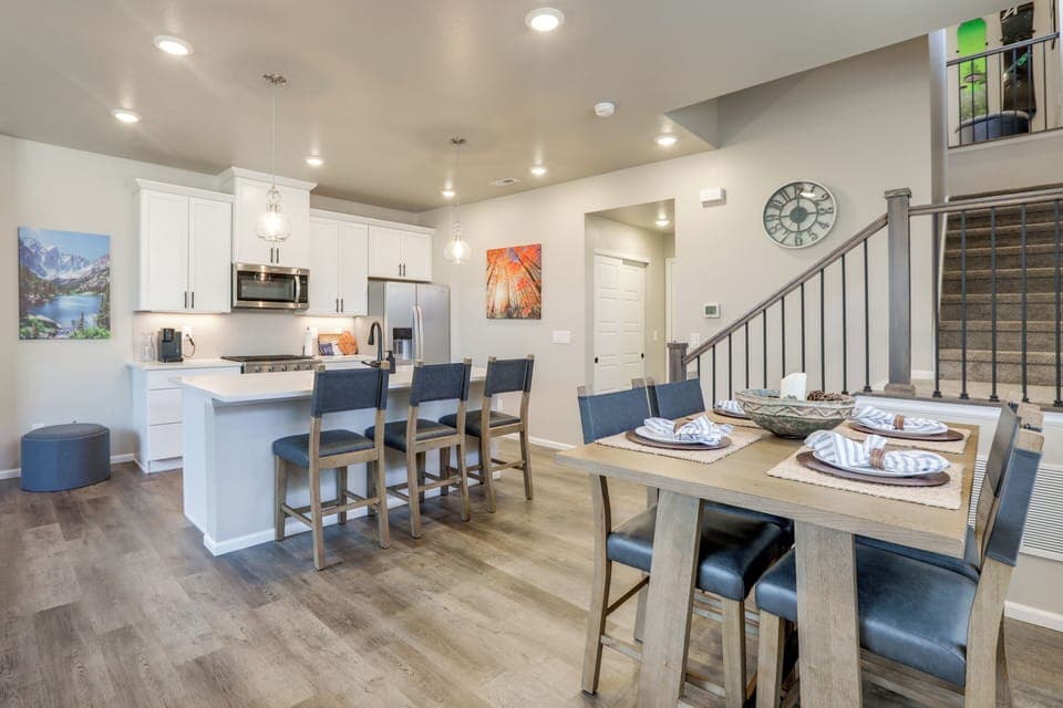 Property Interior | Central A/C & Heating | Free WiFi