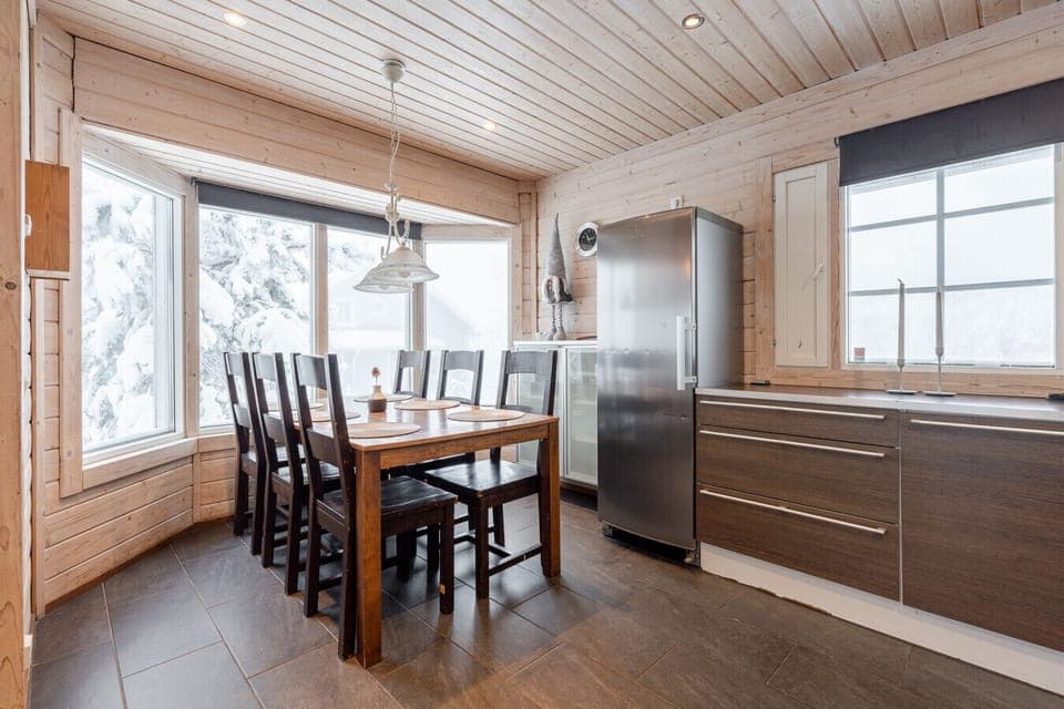 A bright dining area where you can enjoy meals while watching the seasons change.