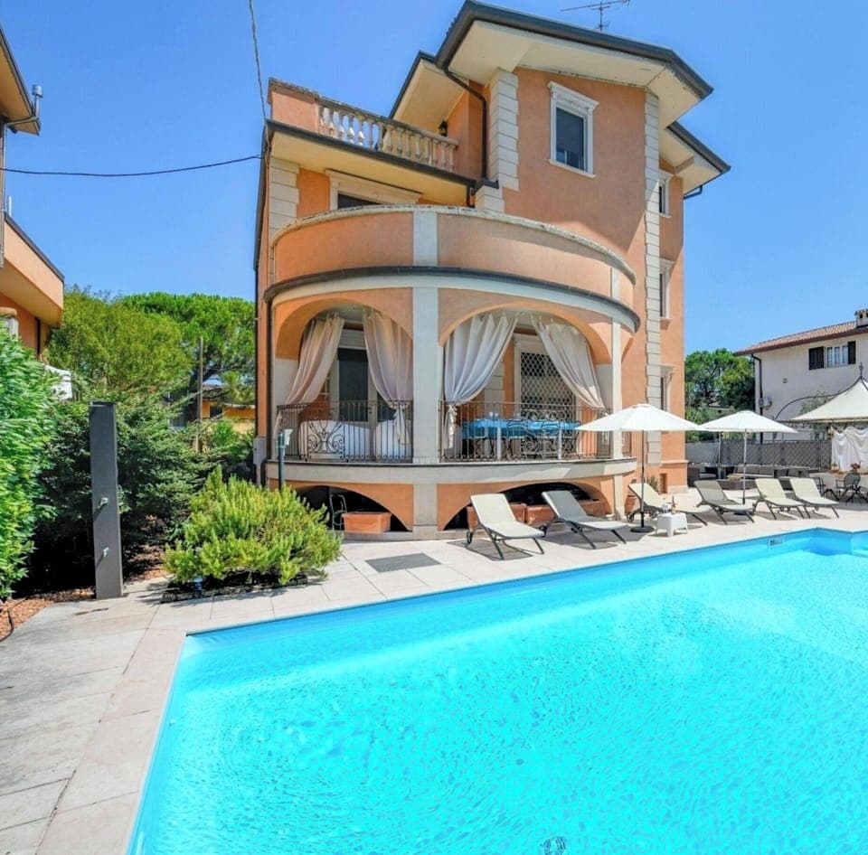 Villa with a private pool in Desenzano: Villa Bugatti Marriott. Marriott-quality standard (2025). Stay 6+ nights and enjoy a free train ticket to Venice! Ultimate luxury on Lake Garda.