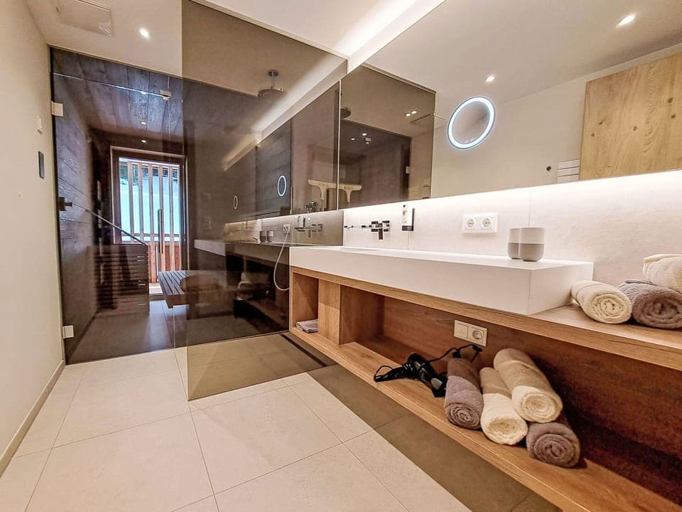 Flooring, Interior Design, Plumbing Fixture, Floor, Wood, Bathroom Sink, Bathroom, Bathroom Cabinet, Ceiling, Tap