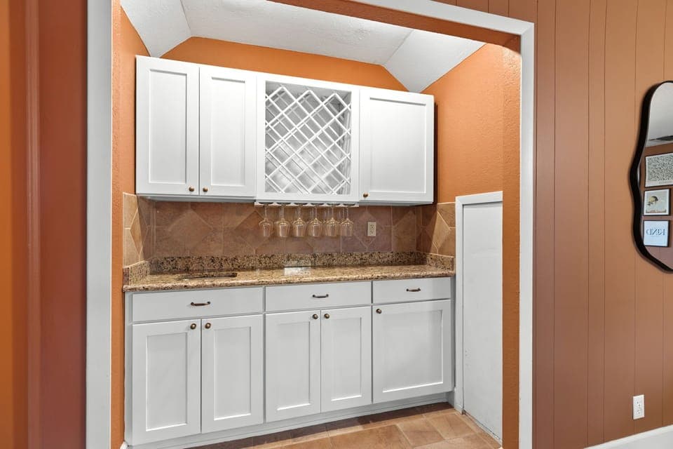 Space for everything, except stress! Grab a drink, kick back, and toast to the perfect getaway. Bonus: no judgment if you enjoy dessert before dinner.