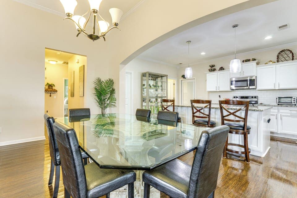 Kitchen & Dining Area