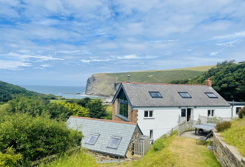 Lower Hillcott, Crackington Haven: Escape to this beautiful seaside cottage nestled in the heart of Crackington Haven