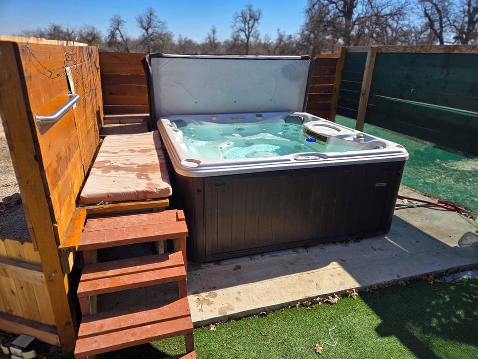 Outdoor spa tub