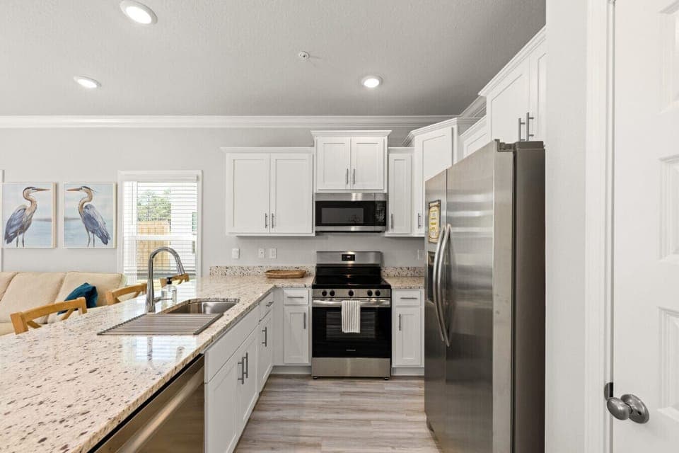 Chef`s Kitchen | Stainless Steel Appliances & Fully Stocked