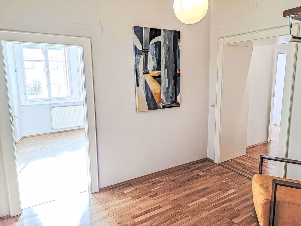 Floor, Wood Flooring, Flooring, Wall, Interior Design, Wood, Laminate Flooring, Ceiling, Lighting, Hardwood