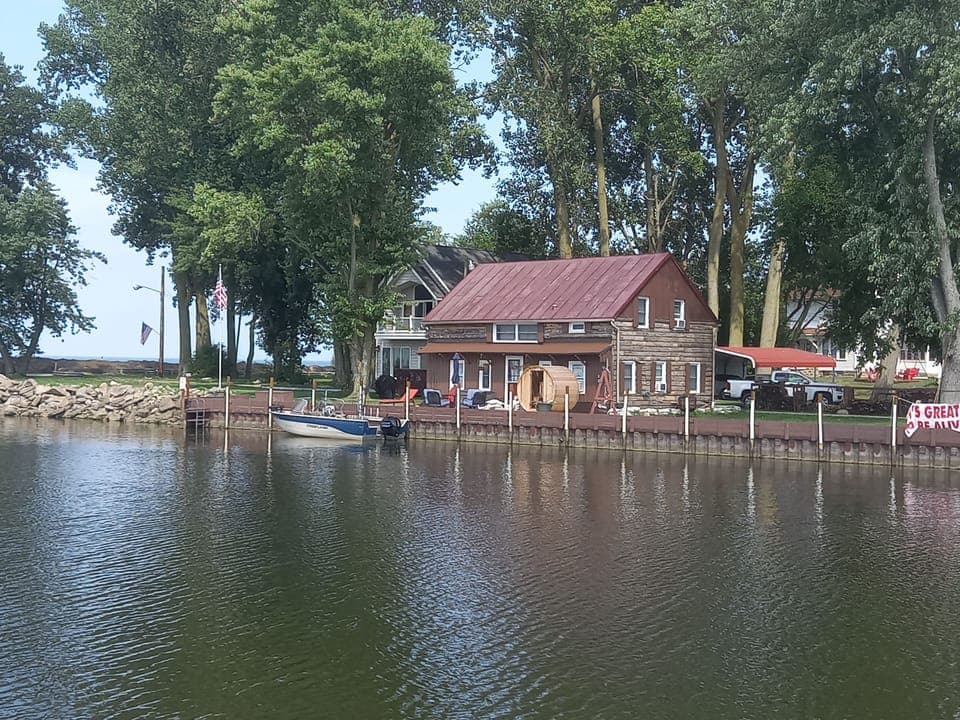 Private, traditional log cabin with sauns and 160 ft of dock wall