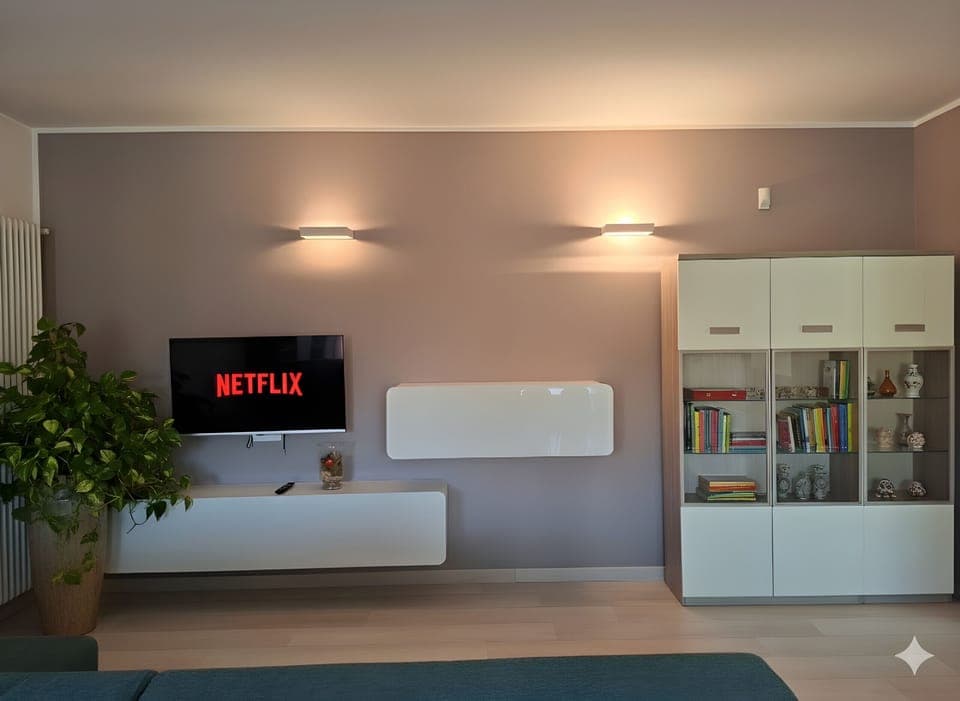 Modern living room of the apartment located in Peschiera del Garda, furnished with a relaxation area, television, and storage furniture. The room is bright and welcoming, ideal for relaxing after a day spent at the lake or in the city.