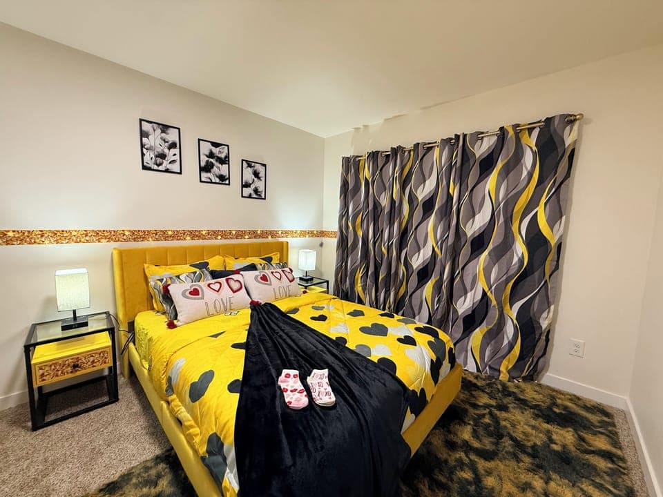 BR4 w queen bed set. Romantic vibes