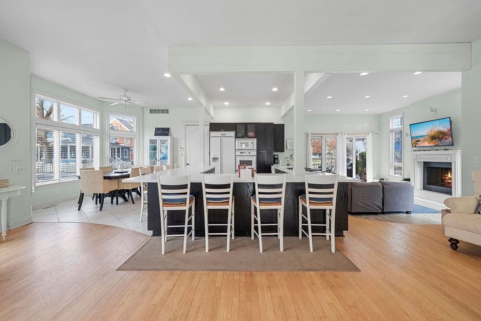 An open layout that keeps everyone comfortably connected.