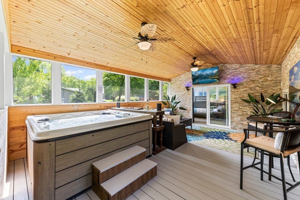 Blissful Serenity | 1500 Sqft | 3 BR | 1 BA | Private Screened-in Hot tub