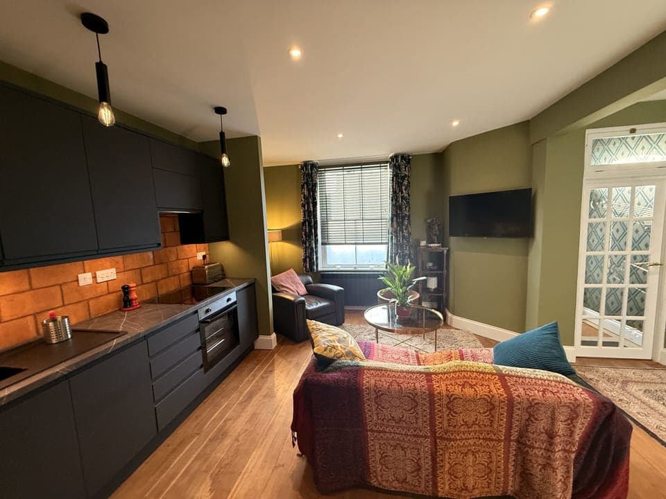 Open plan kitchen and lounge